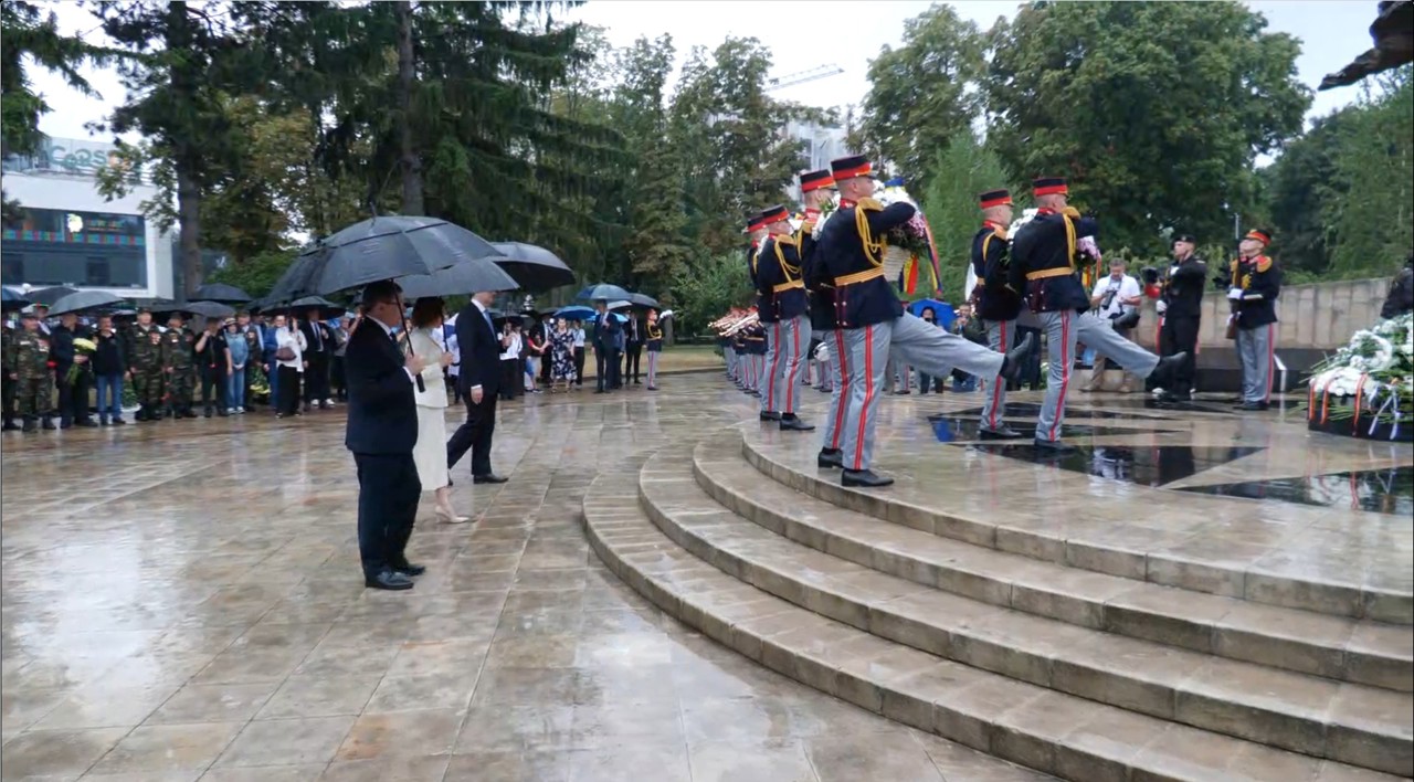 „Și-au pus viața în pericol în anul 1992 ca să apere R. Moldova”: Eroii independenței, comemorați la monumentul „Maica Îndurerată”