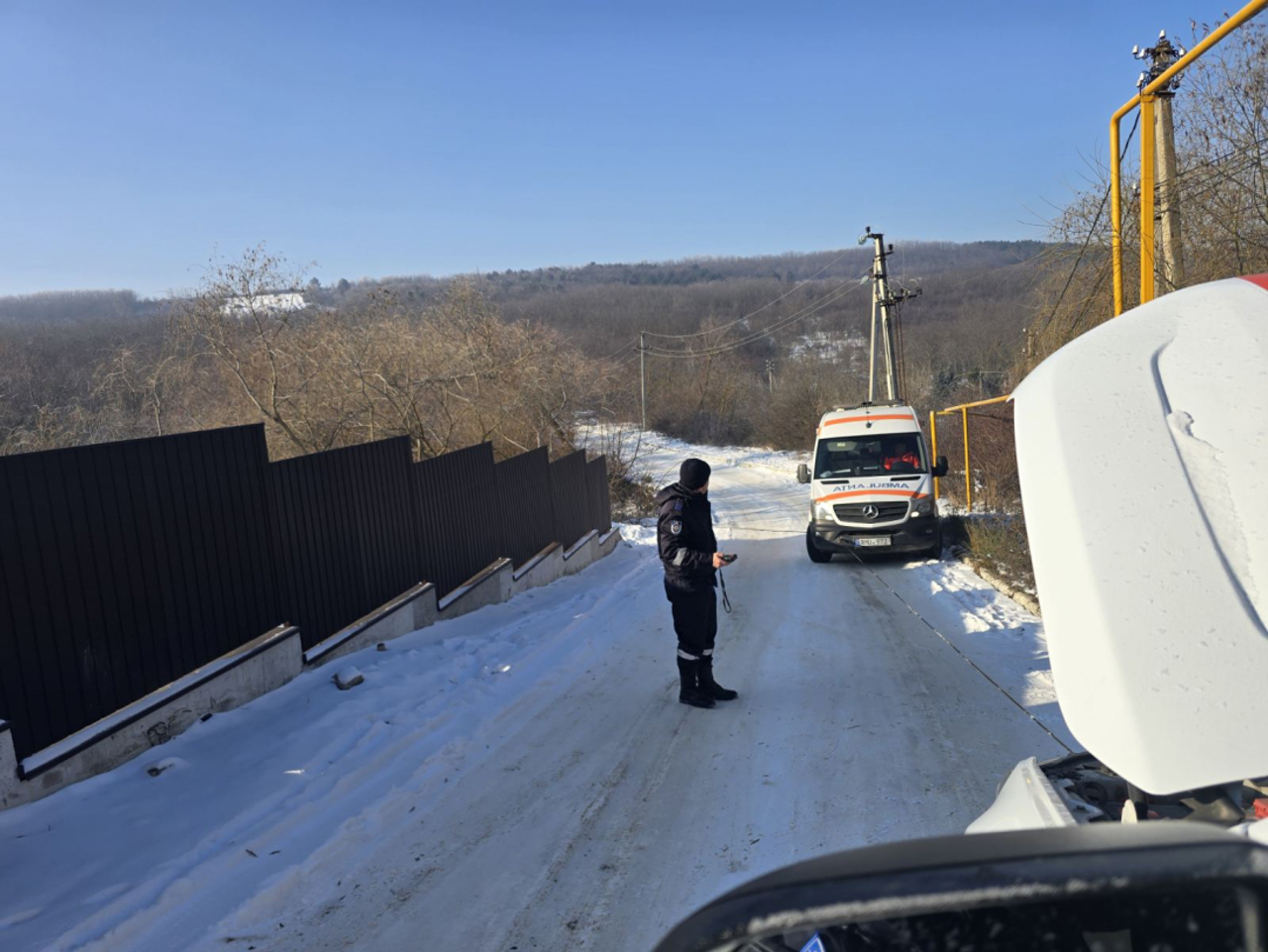 Ambulanțe blocate de ghețuș în Criuleni și Leova, deblocate de salvatori