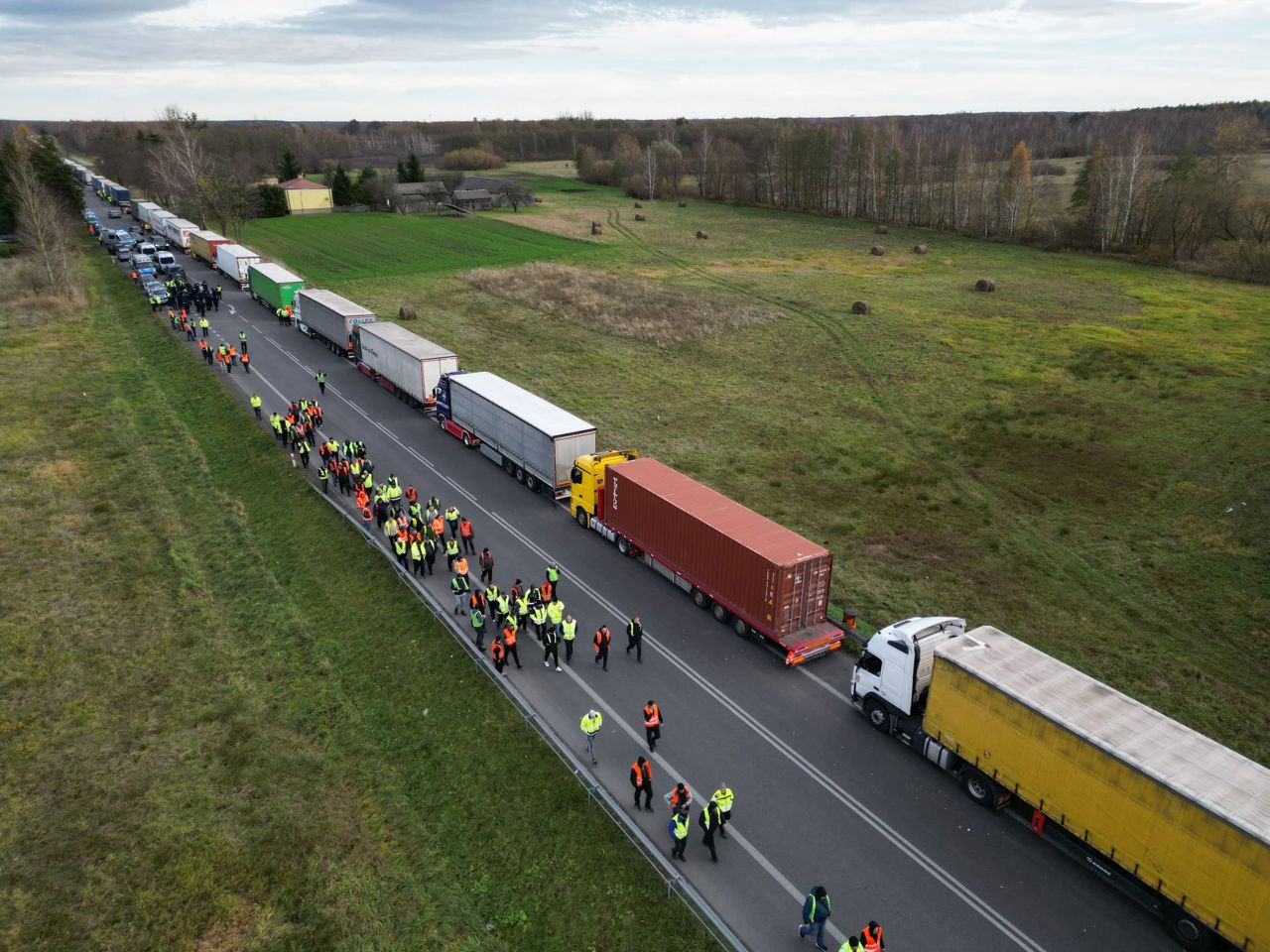 Около 3000 фур застряли на границе с Украиной из-за протестов польских перевозчиков