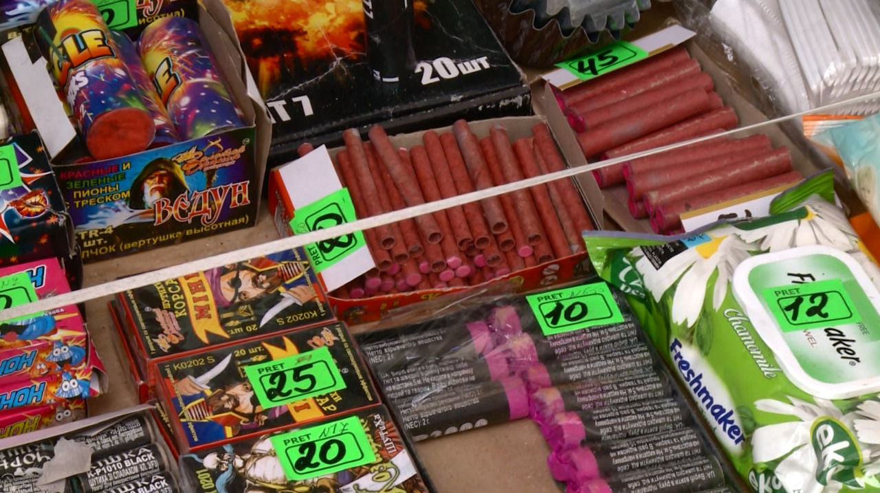 Petarde și artificii vândute ilegal înainte de sărbători: poliția intensifică controalele