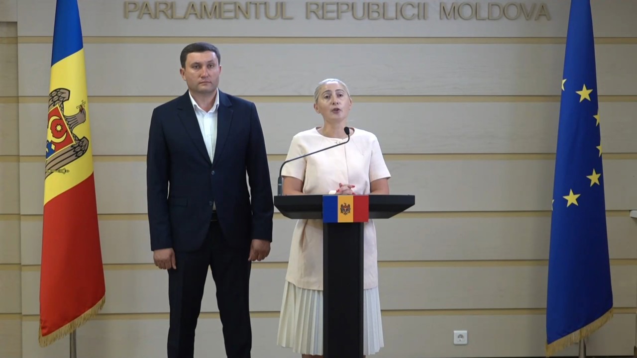 Opoziția cere guvernării să găsească bani pentru salarii cu 30% mai mari în educație și câte 1.000 de lei pentru elevi
