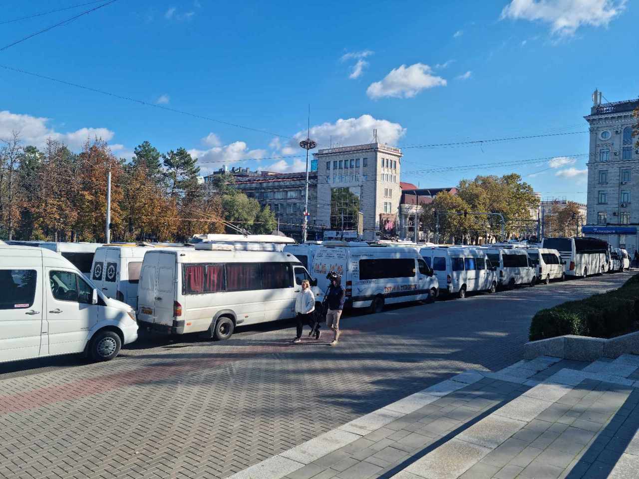 Peste 200 de transportatori protestează în Piața Marii Adunări Naționale
