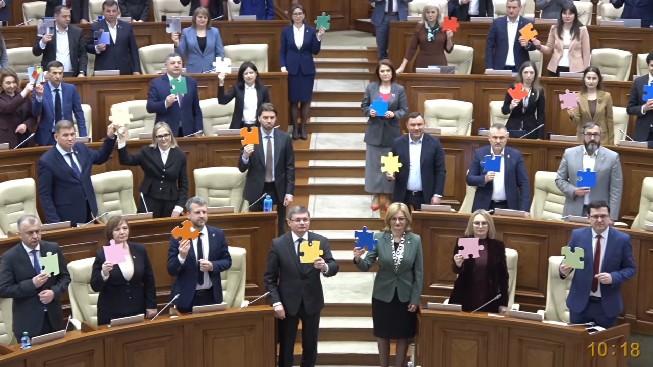Fotografie cu piese de puzzle la Parlament: Deputații au marcat Ziua de conștientizare a autismului