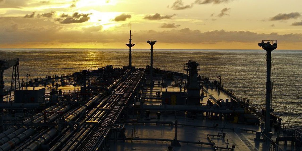 Мерц осудил решение США смягчить санкции против российской нефти