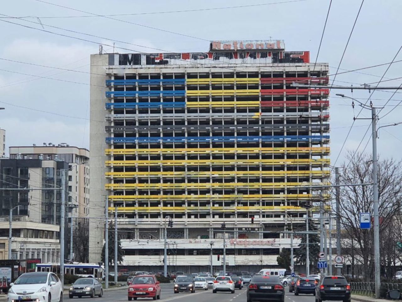 Clădirea fostului hotel „Național”, supravegheată de un sistem de camere video. Primăria cere soluții pentru toate clădirile abandonate 