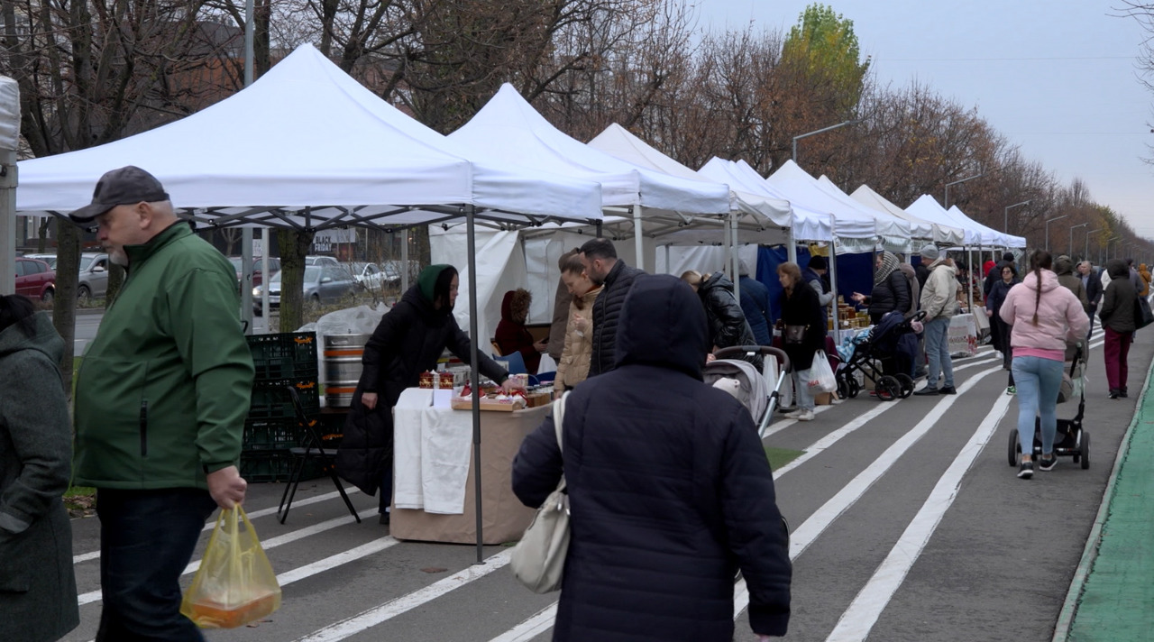 Producători locali din toată țara, reuniți la „Târgul cu Tradiție” din capitală