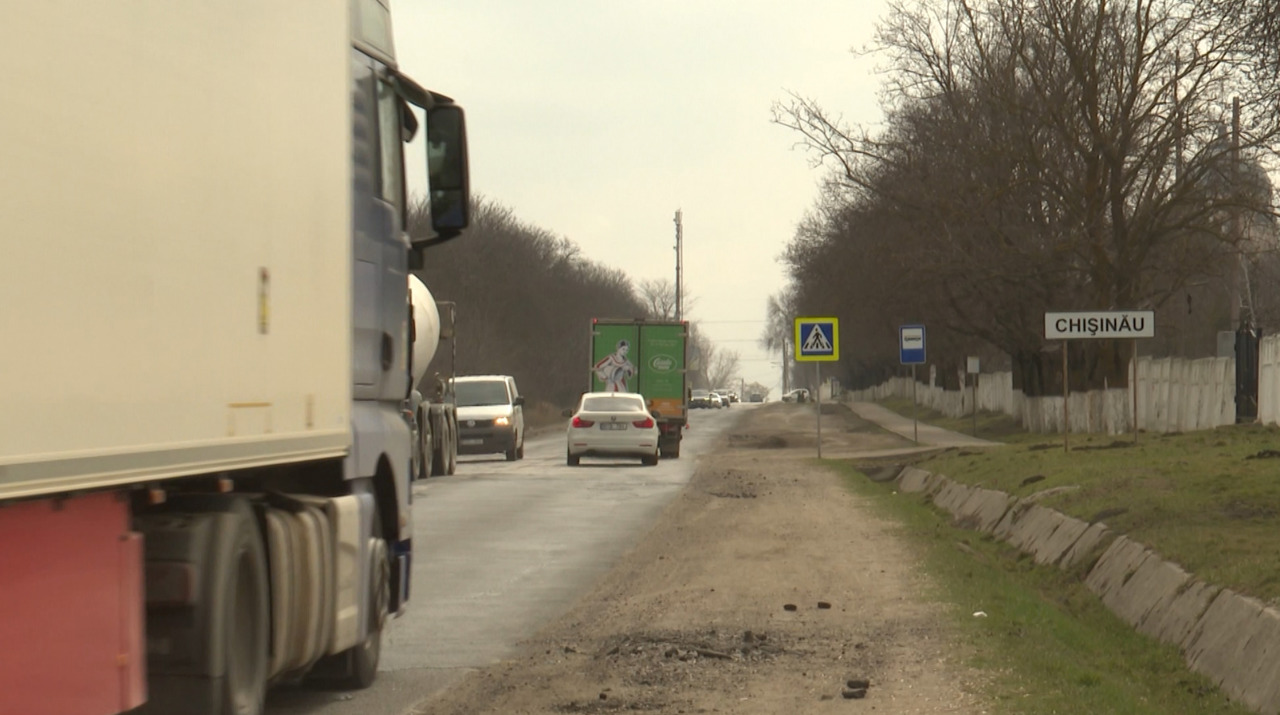 Drum distrus la intrarea în Chișinău: Șoferii circulă cu 20 km/h între Cimitirul „Sfântul Lazăr” și șoseaua Balcani