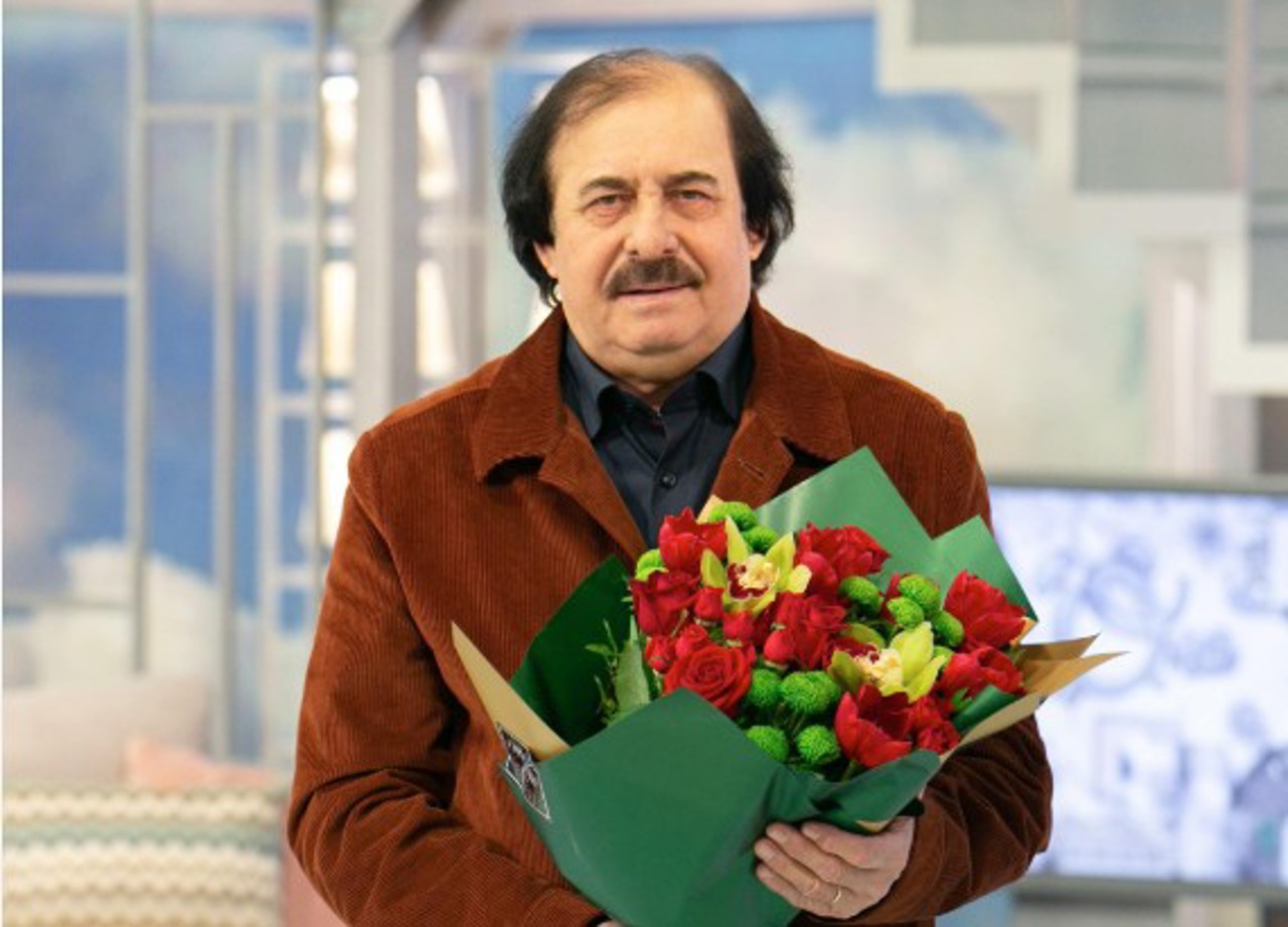 Socialist Zinaida Greceanîi returns to the parliamentary rostrum after Nicolae Botgros declined to chair the inaugural session of the new Parliament