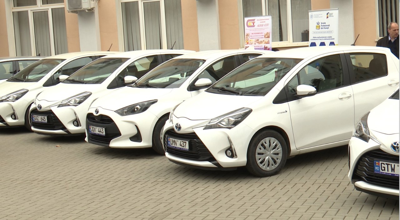 Zece instituții de învățământ profesional tehnic, dotate cu automobile și echipamente pentru instruire
