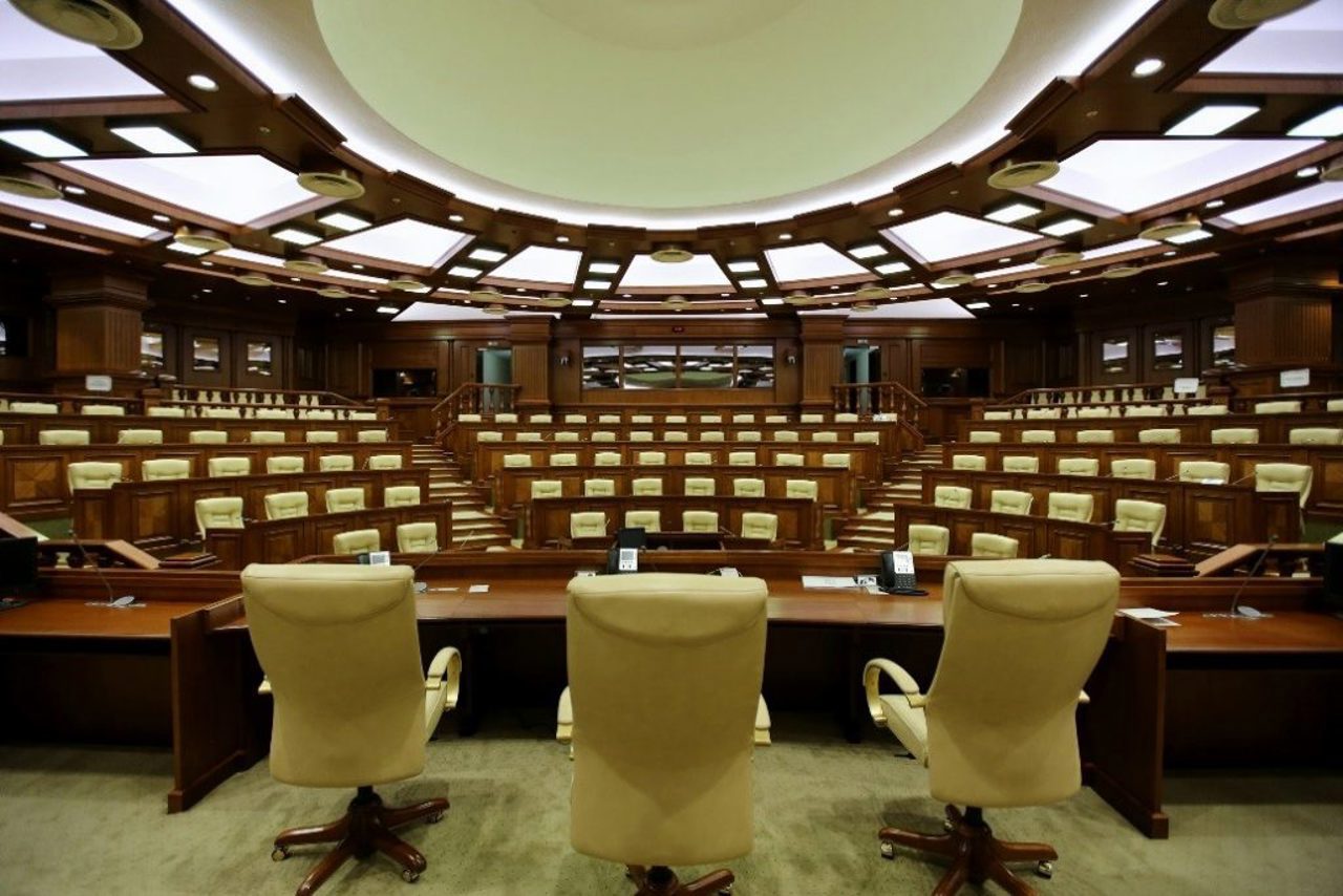 Ședință cu ușile închise la Parlament privind structura și efectivul Armatei Naționale. Deputații vor lăsa telefoanele și laptopurile la intrare