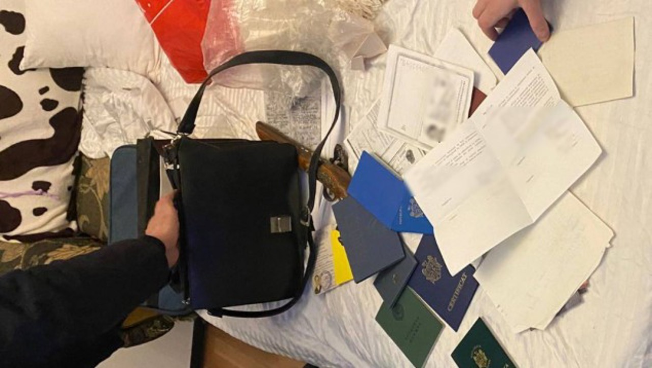 Doi bărbați din Chișinău și Strășeni, percheziționați într-un dosar de falsificare a actelor românești