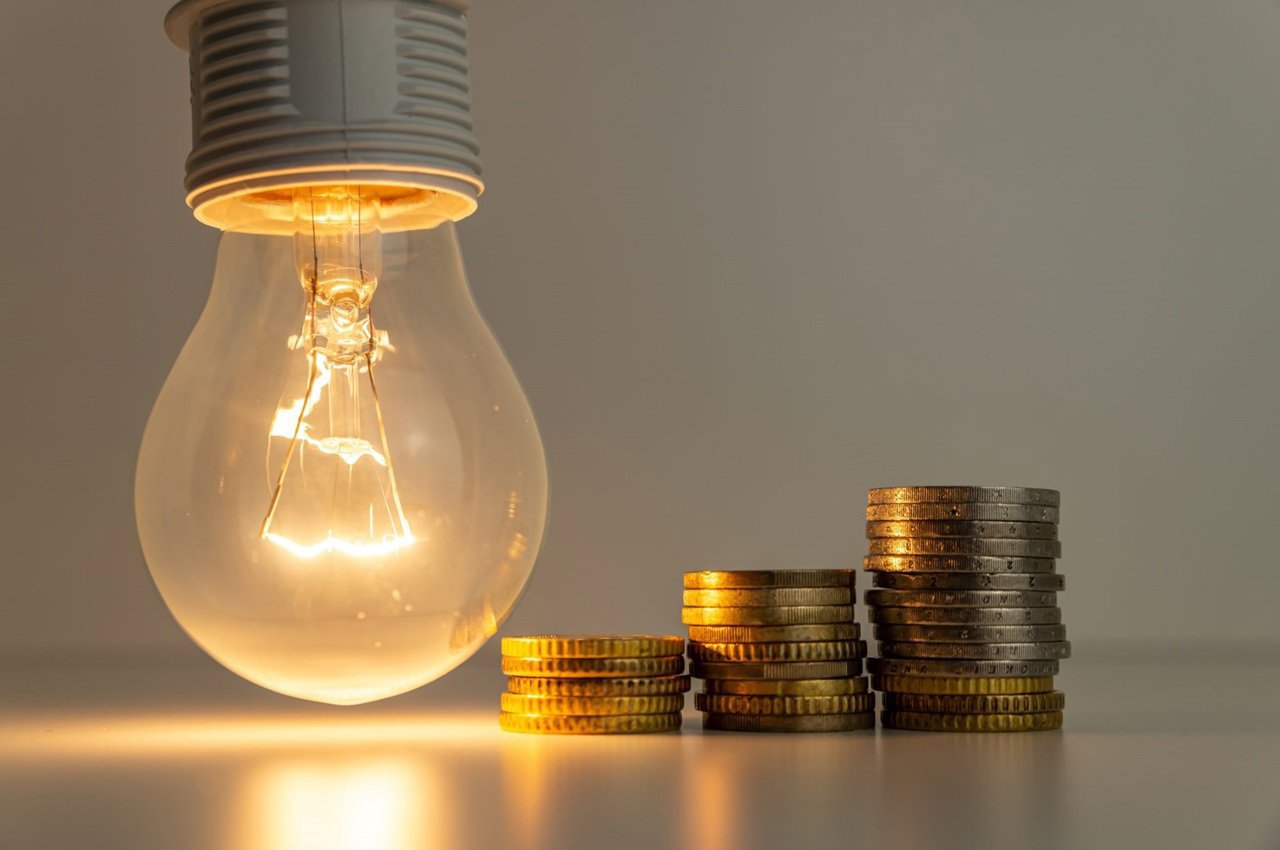 Tarifele la energia electrică ar putea fi micșorate. Solicitările furnizorilor ajung la ANRE