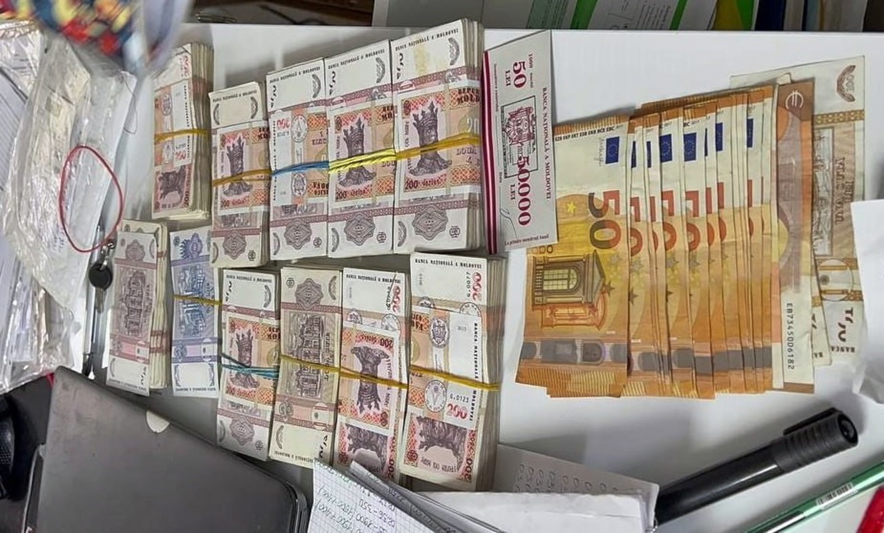 В Кишинёве изъяли больше двух миллионов леев в ходе обысков