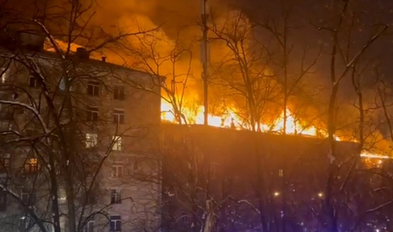 Крупный пожар в Москве: посреди ночи загорелась крыша жилой многоэтажки