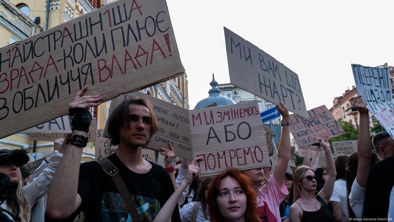 Protestele continuă în Ucraina. Mii de oameni au ieșit din nou în stradă împotriva legii care slăbește lupta anticorupție