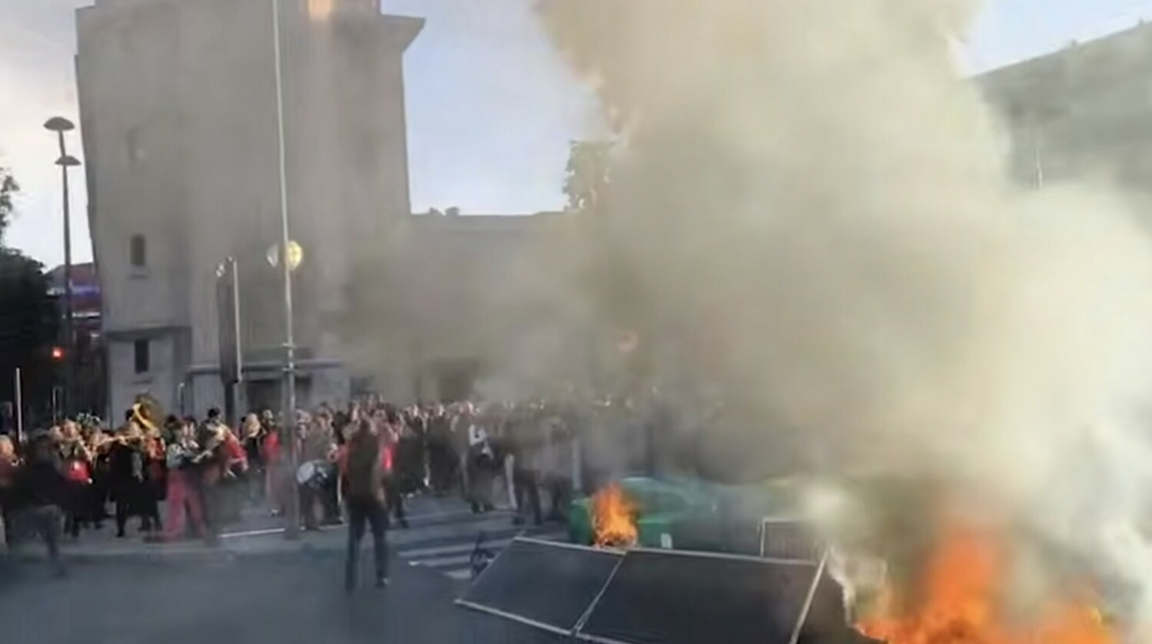 (ВИДЕО) Массовые протесты во Франции: протестующие перекрывают дороги, жгут костры и устанавливают баррикады