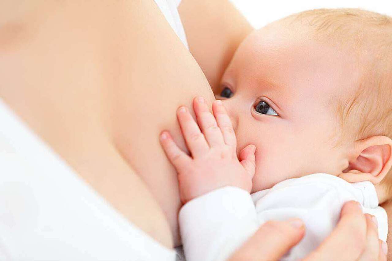 Un copil hrănit cu lapte matern până la vârsta de doi ani are un nivel de inteligență mult mai înalt. Beneficiile alăptării la sân promovate în cadrul Caravanei Alăptării