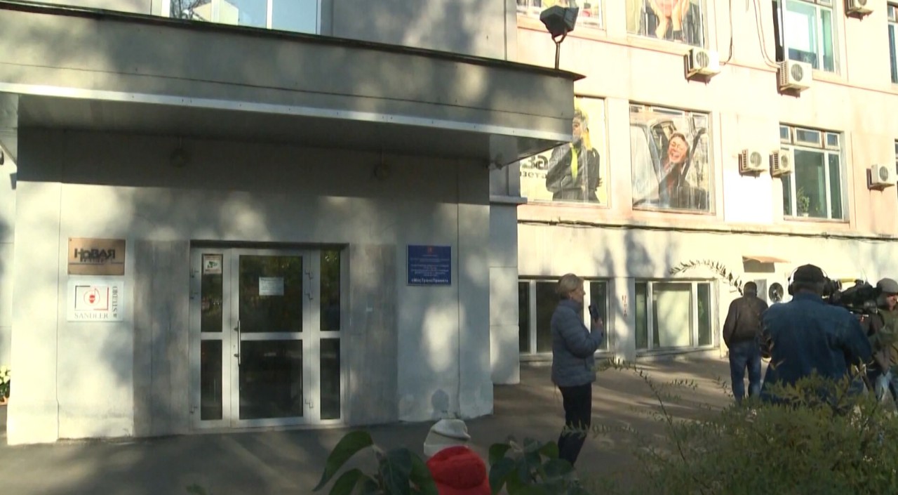 O publicație independentă rusă, cunoscută pentru investigațiile critice la adresa Kremlinului, își încetează activitatea