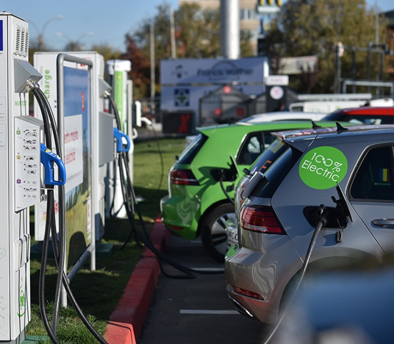 „Contribuție la infrastructura rutieră”: Șoferii mașinilor electrice, obligați să achite, din 2026, taxă pentru folosirea drumurilor