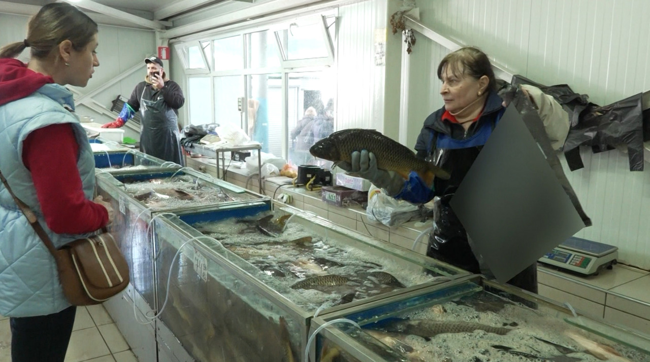 Agitație în piețe în ajun de Florii: Peștele, cel mai căutat produs