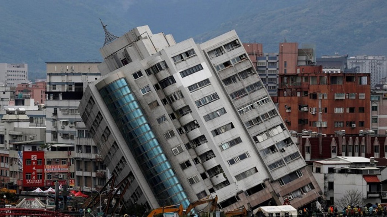 Dozens rescued after major Taiwan quake but more than 100 still cut off