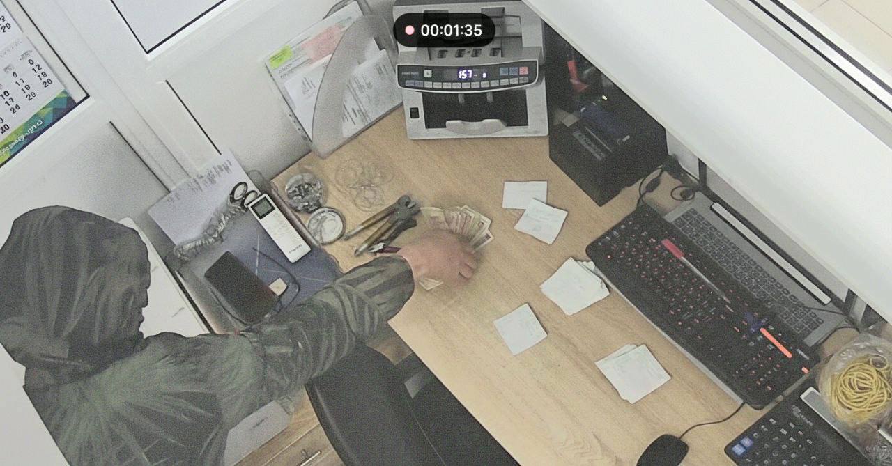 Bălți: Un bărbat ar fi agresat angajata unei companii de microfinanțare și a furat peste o sută de mii de lei