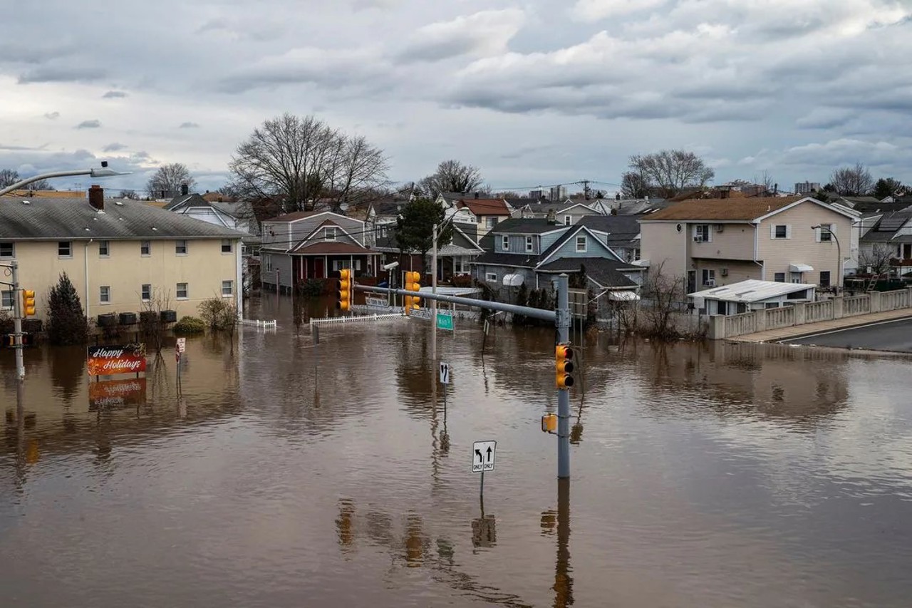 Flight disruptions soar: Massive winter storm hits 12 states