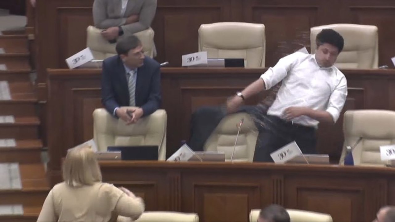 Tensiuni la ședința Parlamentului: Deputat PAS, stropit cu apă de o parlamentară din opoziție, după un schimb de replici