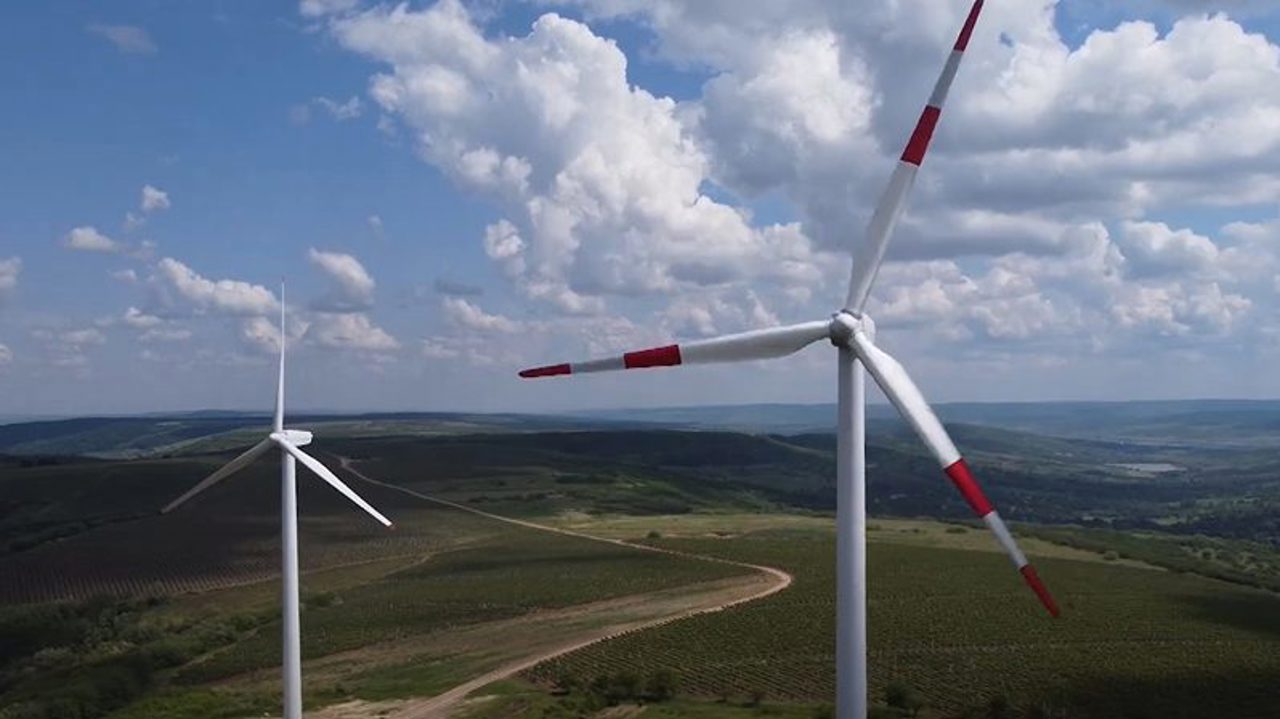 Autorizare mai rapidă pentru energia verde: Parlamentul a aprobat, în prima lectură, proiectul privind zonele speciale pentru centralele eoliene și solare