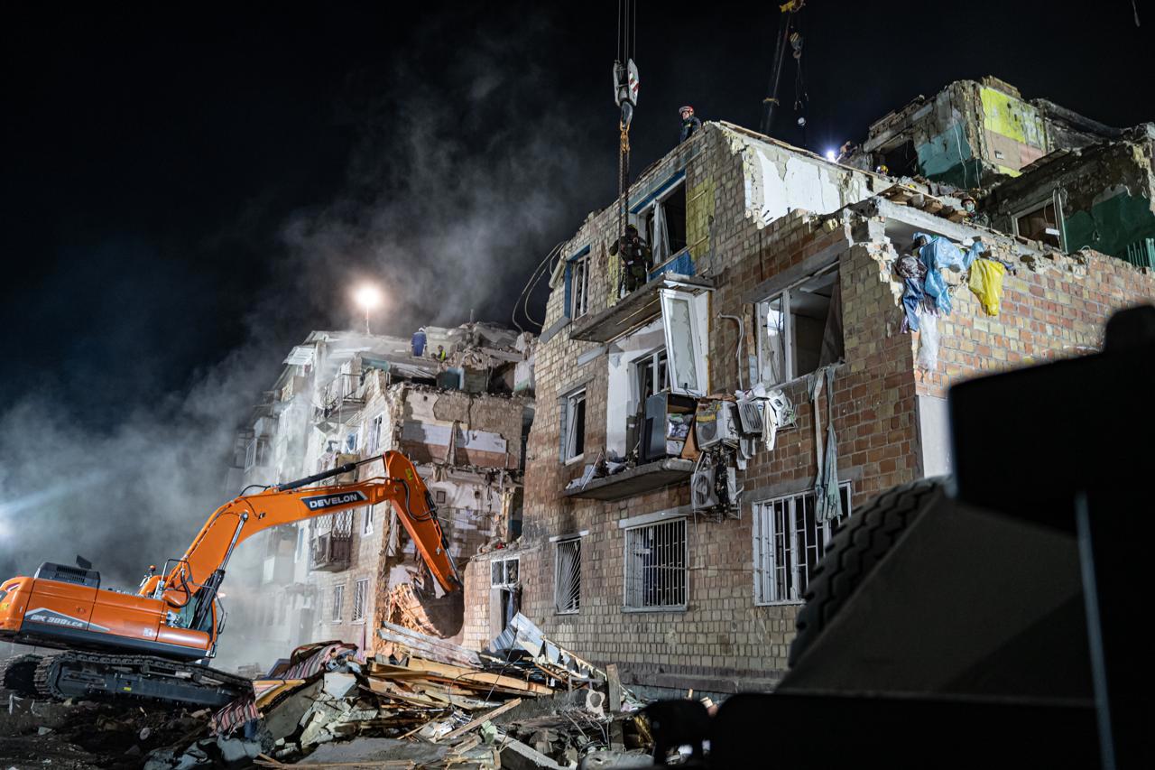 В Киеве объявлен траур по погибшим в результате ударов по жилому дому в Дарницком районе