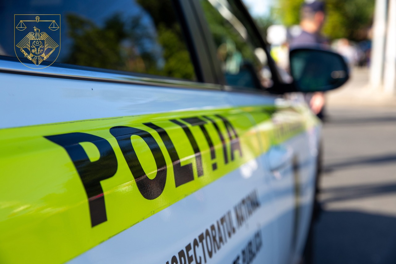 A insultat și a amenințat polițiști într-un inspectorat din Chișinău: Un bărbat de 28 de ani, condamnat la închisoare