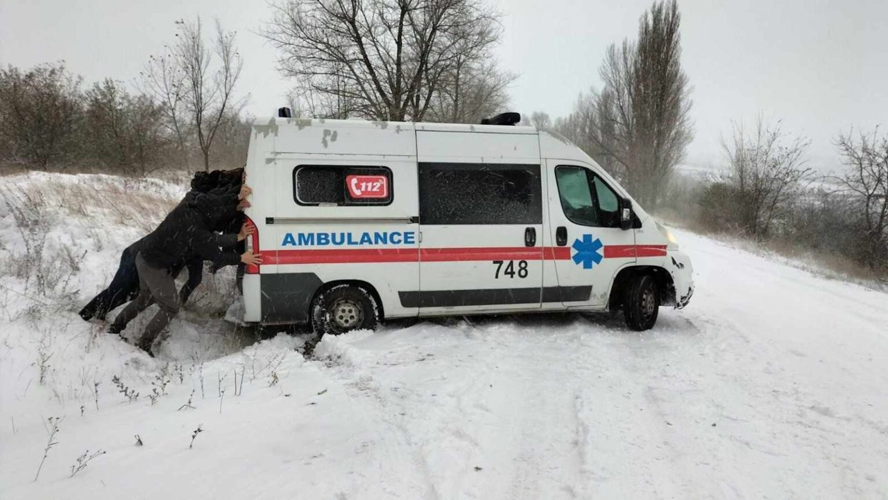 Mai multe ambulanțe au rămas blocate pe drumurile din țară în urma ninsorilor abundente