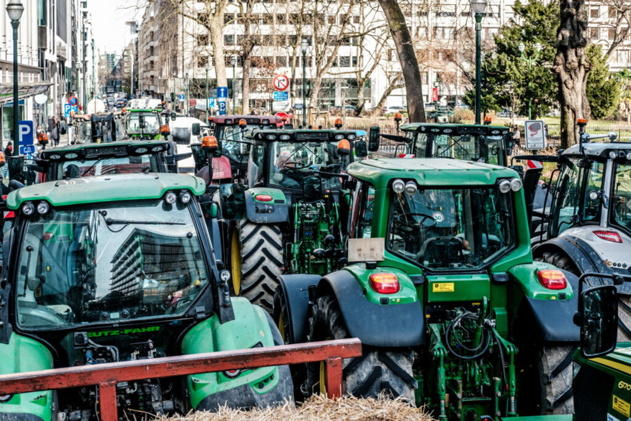 Thousands of tractors stall Brussels summit as farmers voice discontent