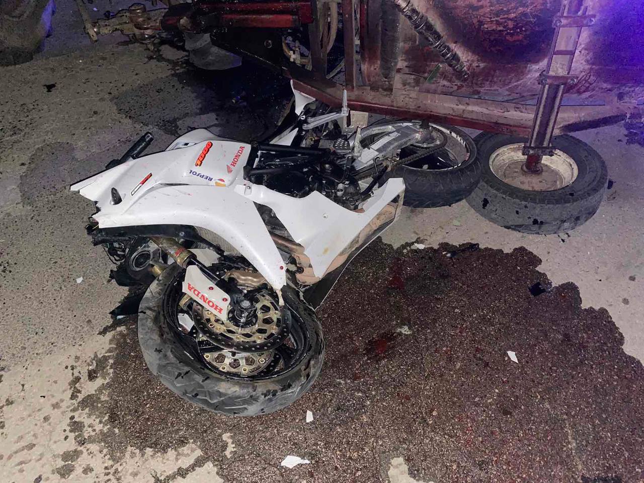 Grav accident la Dondușeni: Două persoane au decedat după ce s-au izbit cu motocicleta de un tractor