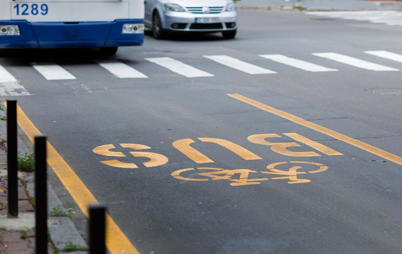 Benzile pentru transportul public ar putea fi utilizate și de alți șoferi. Primarul: „Ne gândim și la acest aspect”