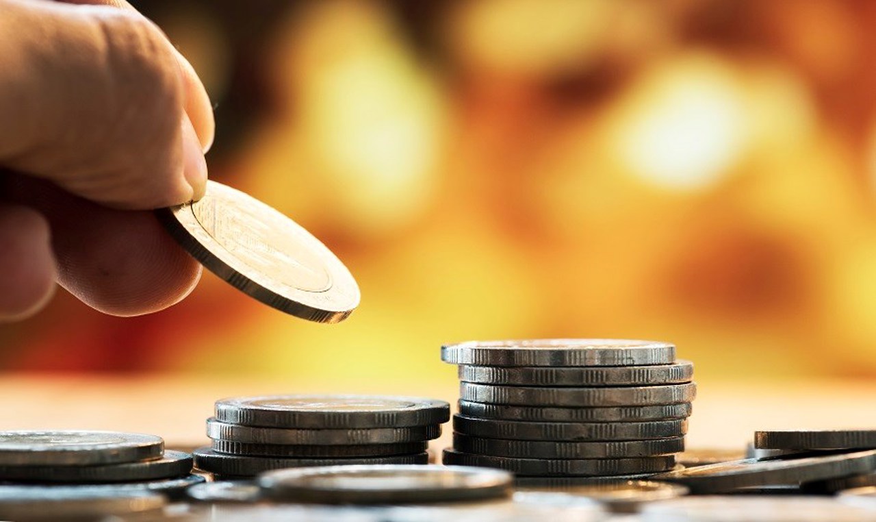 Păstrarea banilor acasă nu aduce profit și este riscantă, susțin experții