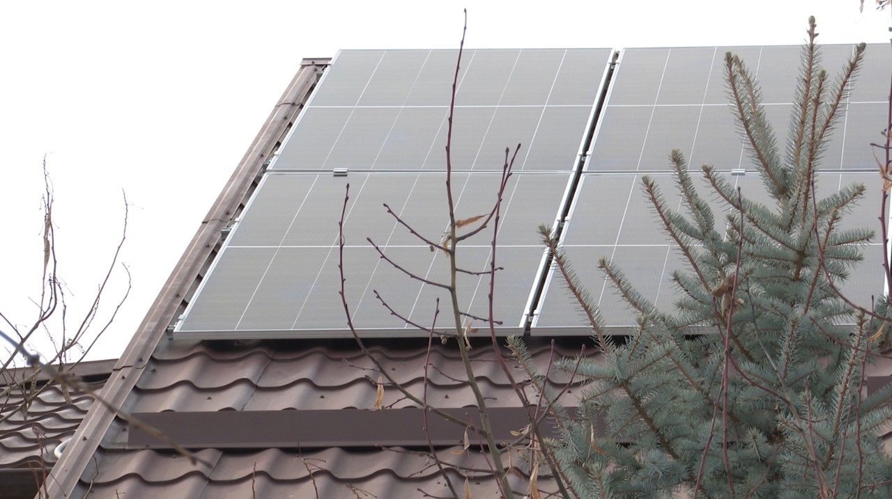 Un locuitor din raionul Anenii Noi nu mai plătește pentru energie după ce și-a instalat 20 de panouri fotovoltaice