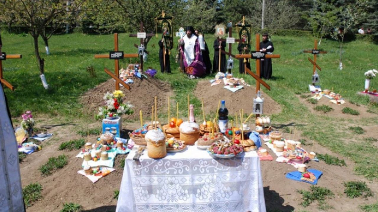Îndemnul preoților de Paștele Blajinilor: „Să păstrăm liniștea și să nu transformăm cimitirul în masă de pomenire”