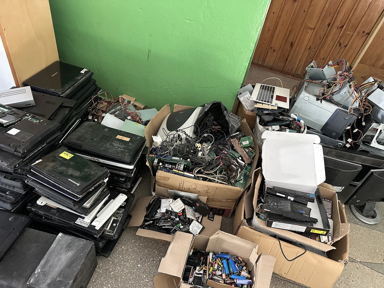 Sute de kilograme de deșeuri electrice și electronice, colectate de elevi, vor fi reciclate de un operator specializat 