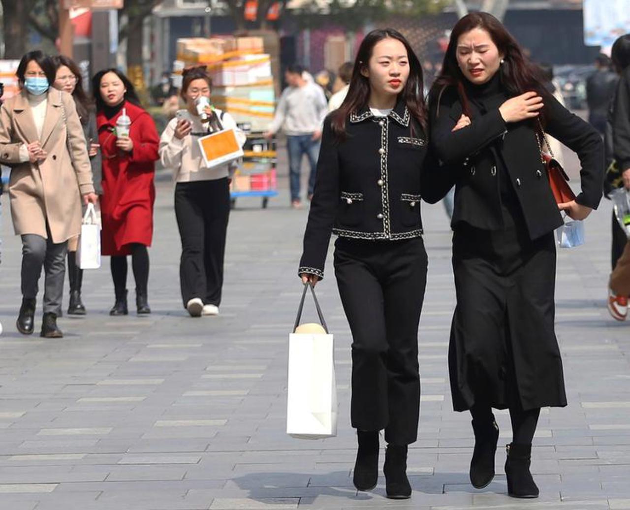 China's population declines for second straight year