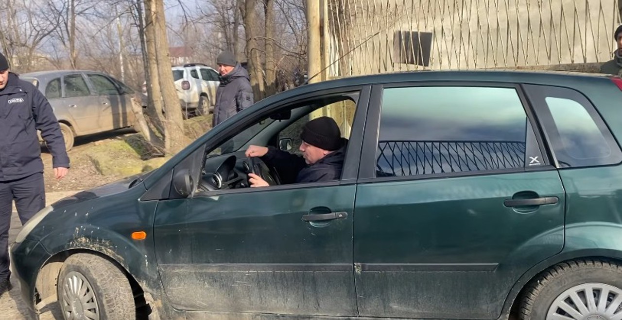 VIDEO | Deputați, documentați de poliție după ce au luat de la o parcare specială un automobil confiscat