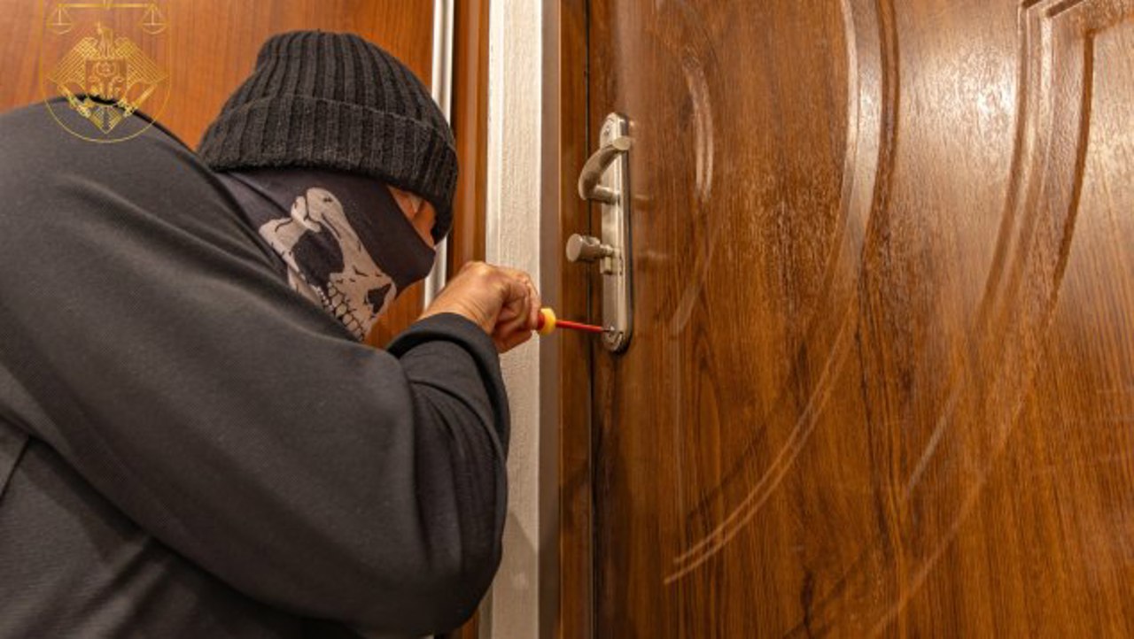 Furturi de milioane de lei din apartamentele chișinăuienilor: Trei bărbați, condamnați la închisoare