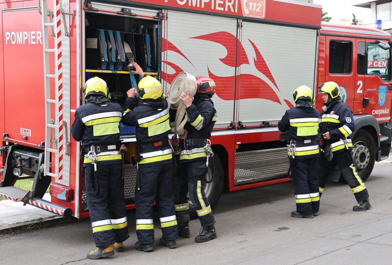 Incendiu la mansarda unui bloc din Chișinău: 15 persoane evacuate, IGSU a intervenit în regim sporit