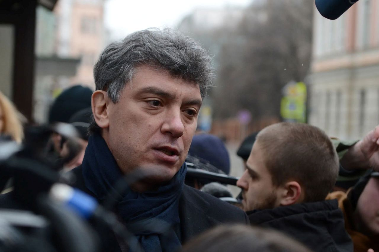 11 ani fără Boris Nemțov: depuneri de flori sub supravegherea poliției și o memorie pe care Kremlinul nu o poate șterge