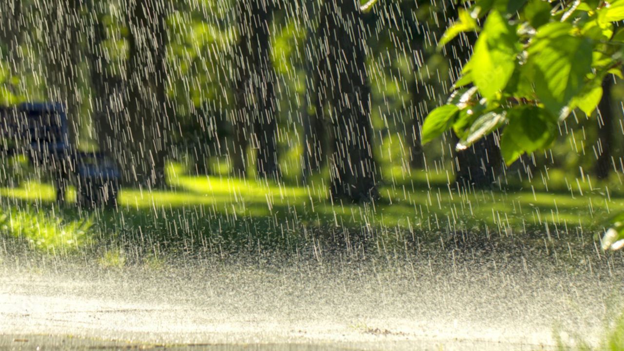 O furtună cu grindină se apropie de R. Moldova. Meteorologii au emis avertizare Cod galben