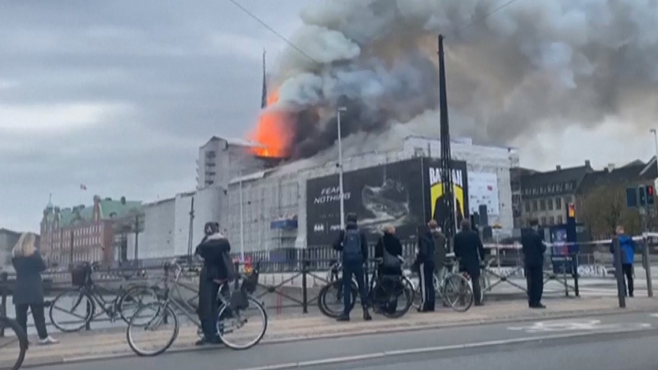 В Дании из-за пожара рухнул драконий шпиль на здании бывшей фондовой биржи Копенгагена
