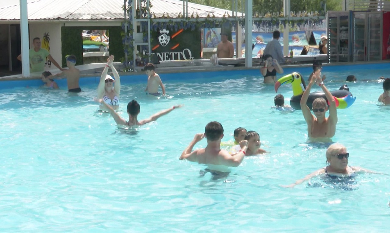 Swimming pools become a summer escape for Moldovans