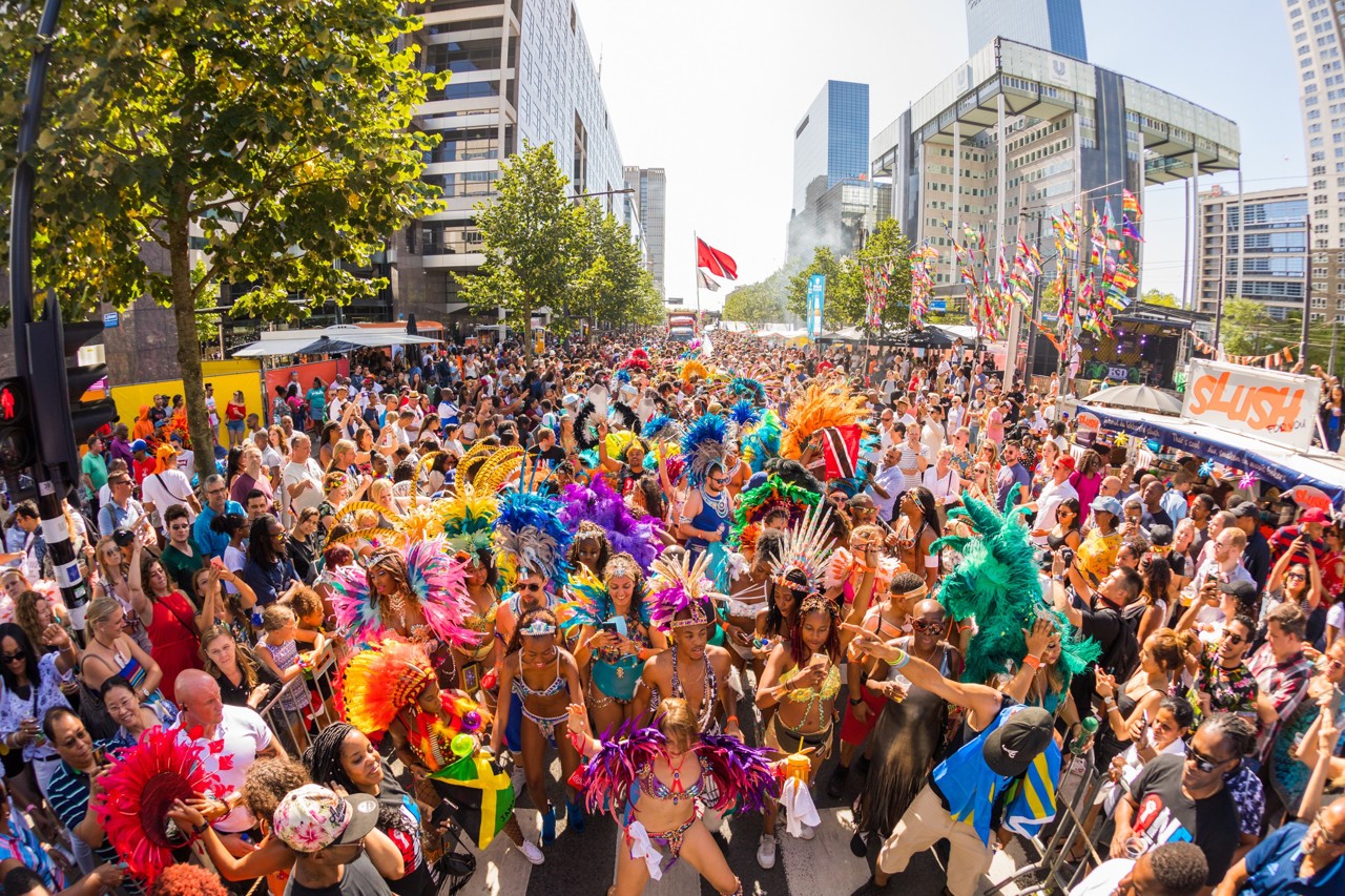 Dans și culoare la Rotterdam: Carnavalul de Vară a ajuns la cea de-a 40-a ediție