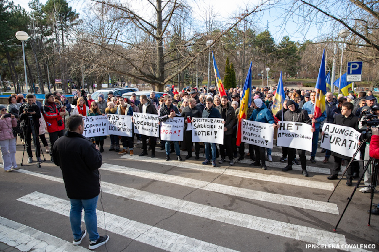 Membri și simpatizanți ai BCS au protestat la Guvern. Reacția Executivului