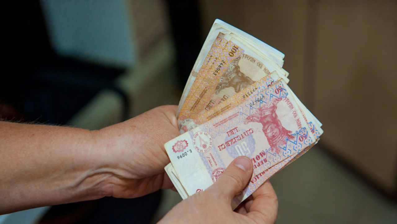 Ajutorul unic de Paște pentru familiile cu copii mici și persoane cu dizabilități, disponibil pe card și la poștă. Ce spun cetățenii